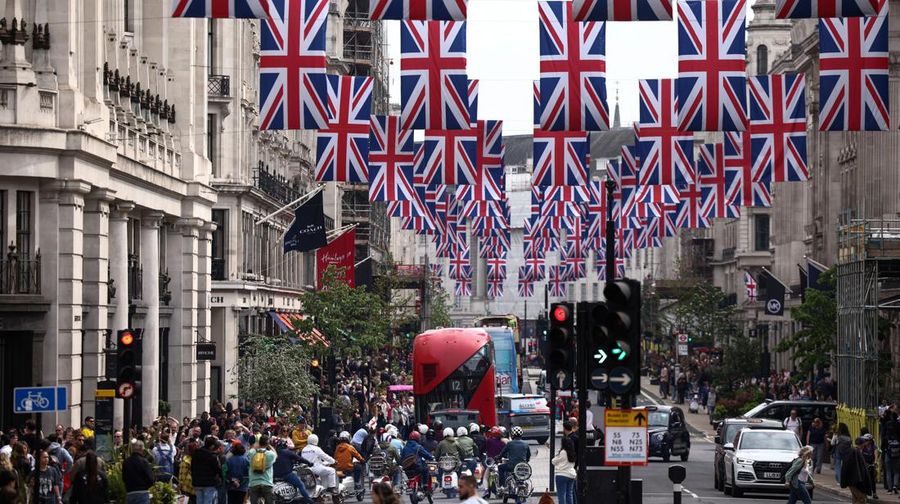 Bendera Union Jack digantung di sepanjang Regent Street, menjelang Penobatan Raja Charles dan Camilla, Permaisuri di London, Inggris, 30 April 2023. (REUTERS/Henry Nicholls)