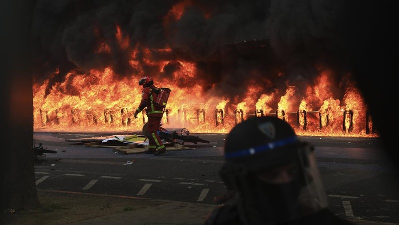 Demo memanas di Prancis. (Getty Images/Ameer Alhalbi)
