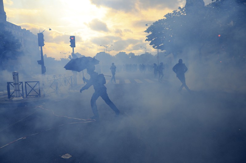 Demo memanas di Prancis. (Getty Images/Ameer Alhalbi)