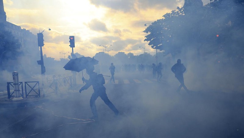 Demo memanas di Prancis. (Getty Images/Ameer Alhalbi)