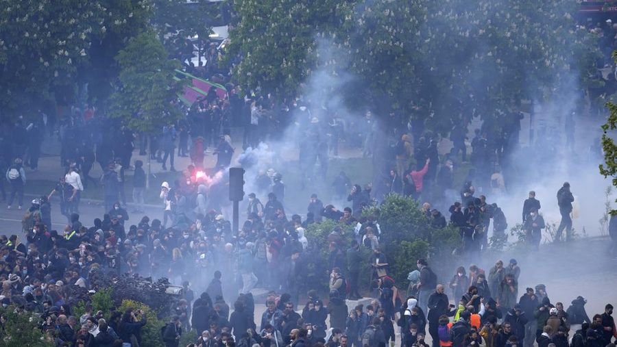Demo memanas di Prancis. (Getty Images/Ameer Alhalbi)