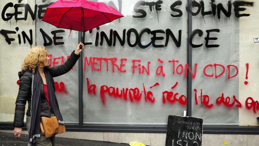 Demo memanas di Prancis. (Getty Images/Ameer Alhalbi)