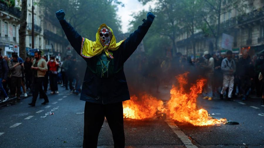 Demo memanas di Prancis. (Getty Images/Ameer Alhalbi)