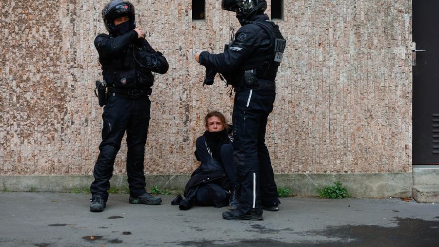 Demo memanas di Prancis. (Getty Images/Ameer Alhalbi)