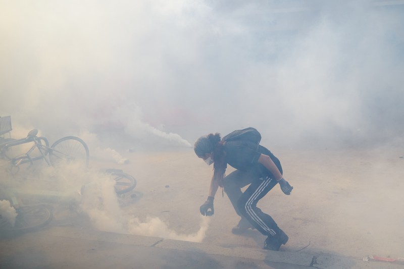 Demo memanas di Prancis. (Getty Images/Ameer Alhalbi)