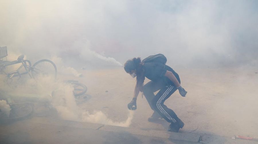 Demo memanas di Prancis. (Getty Images/Ameer Alhalbi)