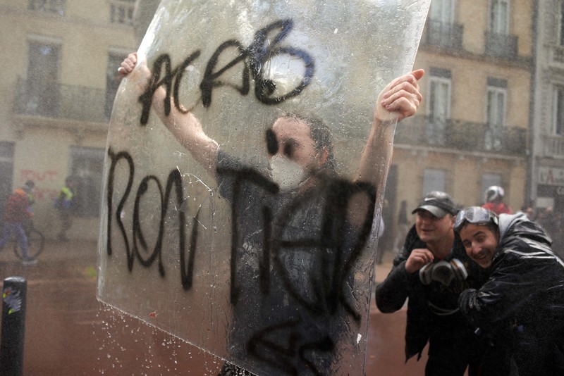 Demo memanas di Prancis. (Getty Images/Ameer Alhalbi)