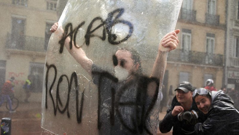 Demo memanas di Prancis. (Getty Images/Ameer Alhalbi)