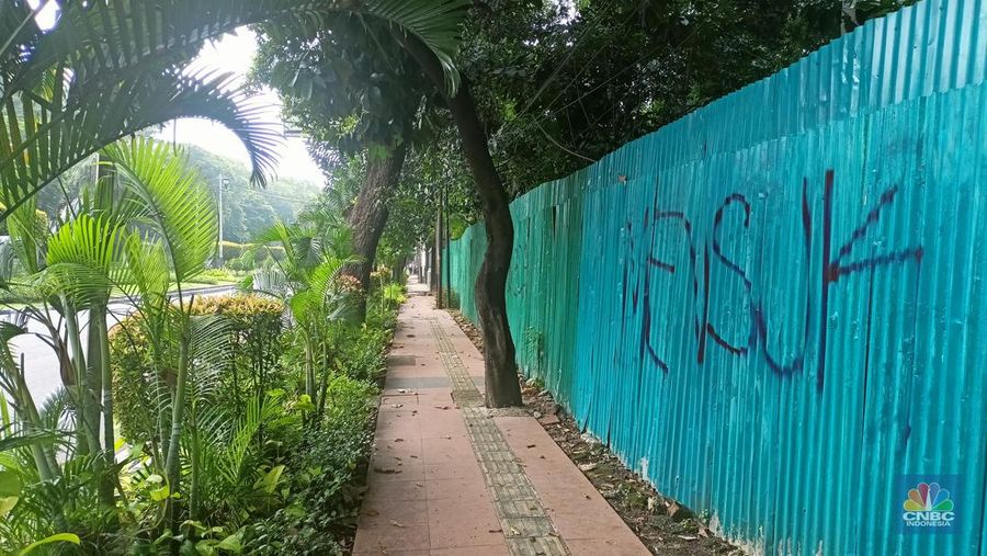 Di Tengah Megahnya Deretan Gedung PDIP-Perindo di Menteng, Ada Juga Tanah Kosong 'Angker' Tak Berpenghuni. (վ/Ferry Sandi)