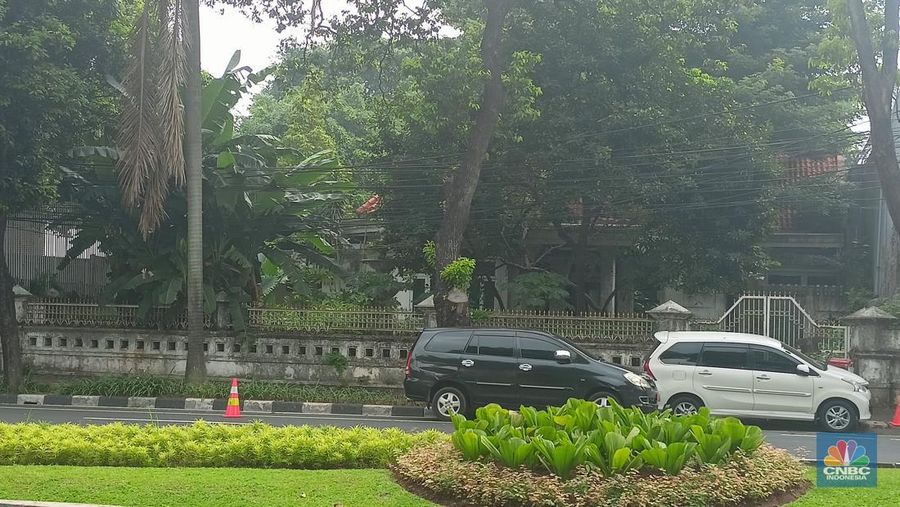 Di Tengah Megahnya Deretan Gedung PDIP-Perindo di Menteng, Ada Juga Tanah Kosong 'Angker' Tak Berpenghuni (CNBC Indonesia/Emir Yanwardhana)