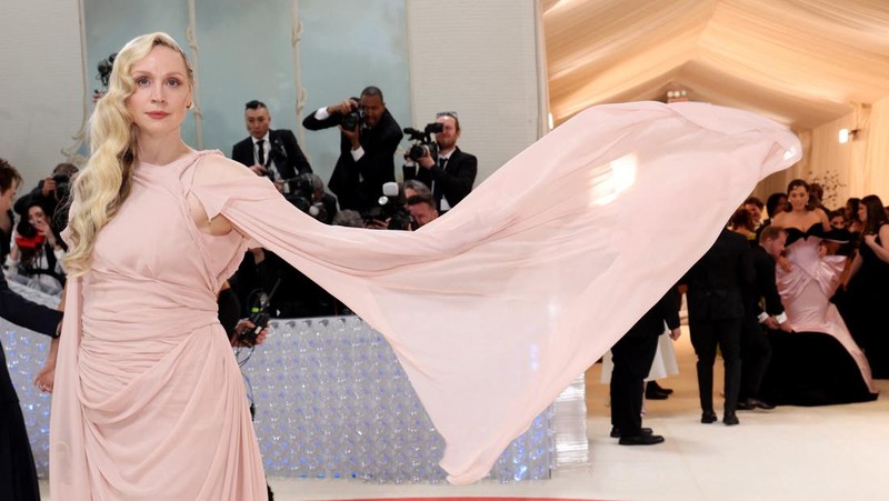 Wes Gordon dan Adut Akech berpose di Met Gala, gala penggalangan dana tahunan yang diadakan untuk kepentingan Metropolitan Museum of Art's Costume Institute dengan tema tahun ini 