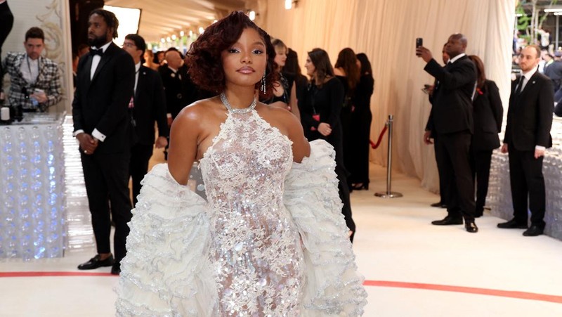 Wes Gordon dan Adut Akech berpose di Met Gala, gala penggalangan dana tahunan yang diadakan untuk kepentingan Metropolitan Museum of Art's Costume Institute dengan tema tahun ini 
