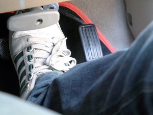 Awas Salah! Begini Posisi Kaki yang Benar saat Nyetir Mobil Matic