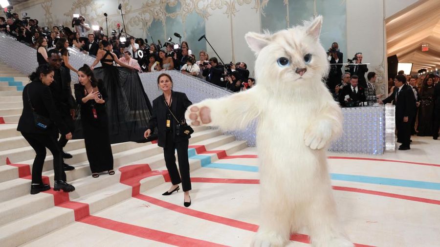 Jared Leto, berpakaian seperti Choupette kucing Karl Lagerfeld, berpose di Met Gala, sebuah gala penggalangan dana tahunan yang diadakan untuk kepentingan Institut Kostum Museum Seni Metropolitan dengan tema tahun ini 