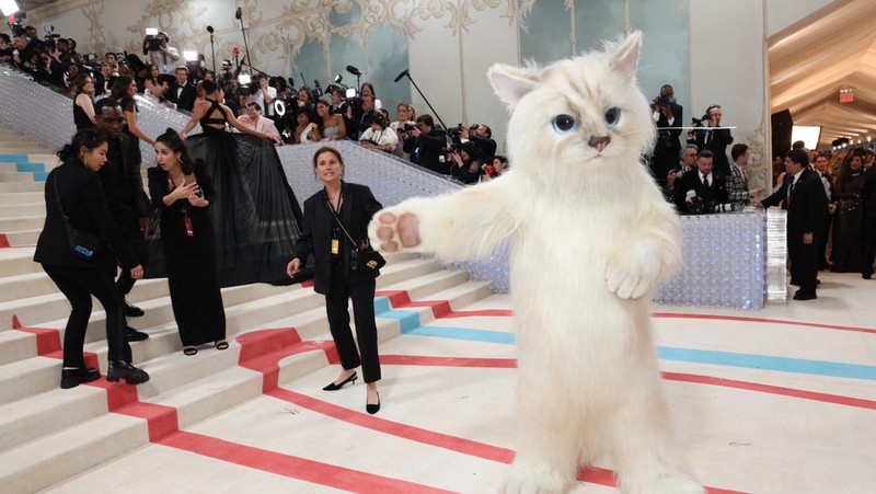 Wes Gordon dan Adut Akech berpose di Met Gala, gala penggalangan dana tahunan yang diadakan untuk kepentingan Metropolitan Museum of Art's Costume Institute dengan tema tahun ini 