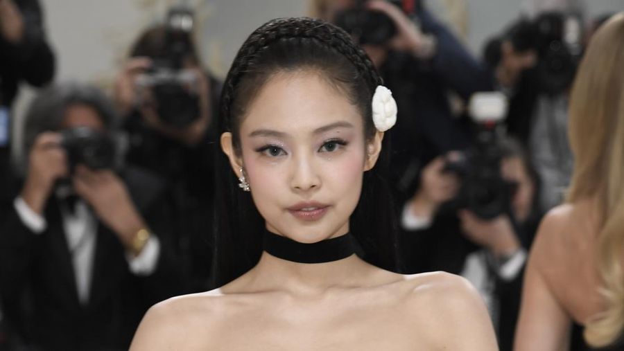 Jennie Kim dari BLACKPINK menghadiri Met Gala di The Metropolitan Museum of Art's Costume Institute di New York. (Photo by Evan Agostini/Invision/AP)