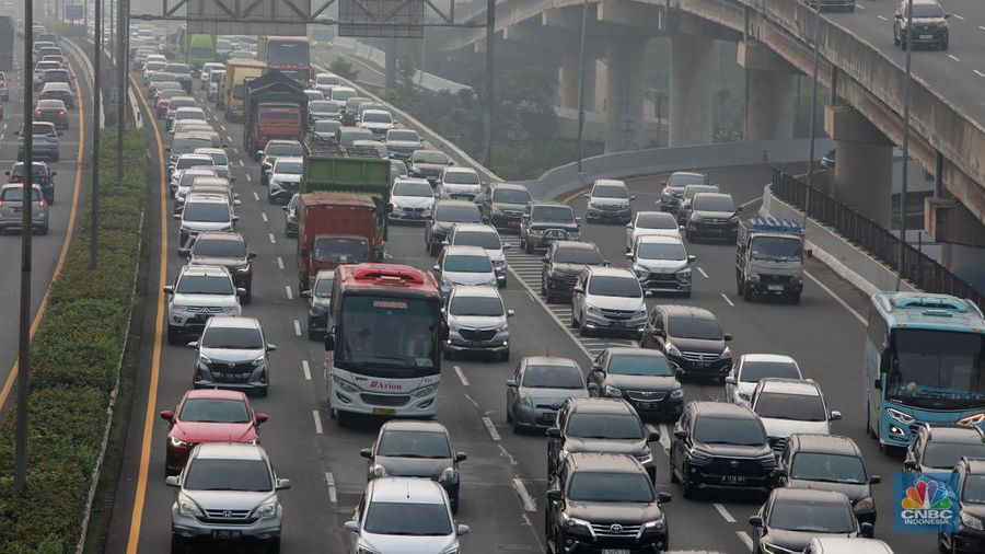 Kepadatan arus lalu lintas kendaraan mobil dan motor di Jl. Lebak Bulus, Jakarta Selatan, Selasa, (2/5/2023. (CNBC Indonesia/Muhammad Sabki)