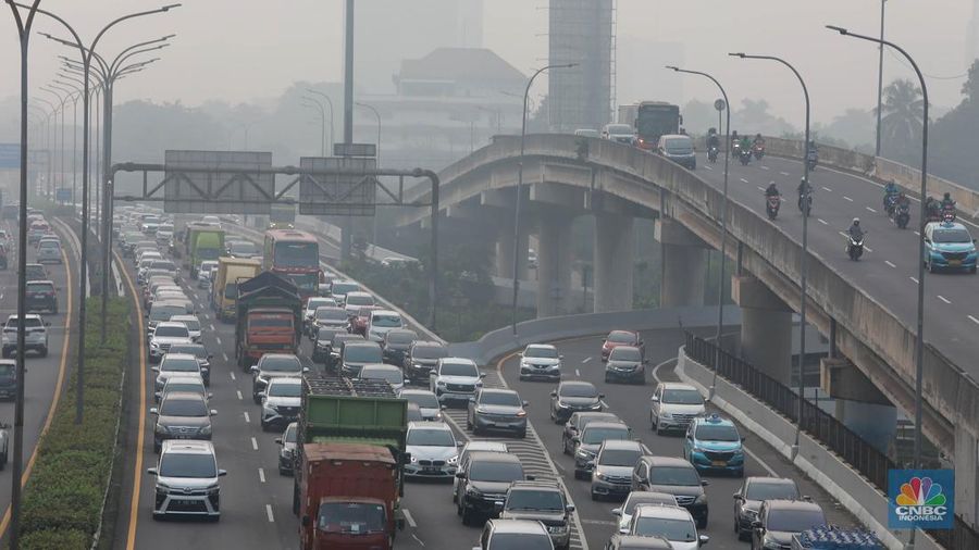 Kepadatan arus lalu lintas kendaraan mobil dan motor di Jl. Lebak Bulus, Jakarta Selatan, Selasa, (2/5/2023. (CNBC Indonesia/Muhammad Sabki)