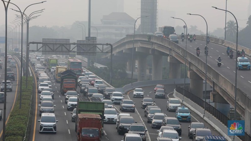 Kepadatan arus lalu lintas kendaraan mobil dan motor di Jl. Lebak Bulus, Jakarta Selatan, Selasa, (2/5/2023. (CNBC Indonesia/Muhammad Sabki)