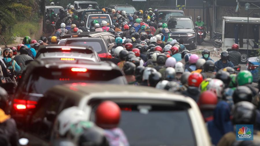 Kepadatan arus lalu lintas kendaraan mobil dan motor di Jl. Lebak Bulus, Jakarta Selatan, Selasa, (2/5/2023. (CNBC Indonesia/Muhammad Sabki)