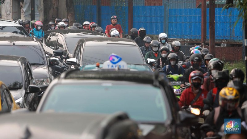 Kepadatan arus lalu lintas kendaraan mobil dan motor di Jl. Lebak Bulus, Jakarta Selatan, Selasa, (2/5/2023. (CNBC Indonesia/Muhammad Sabki)