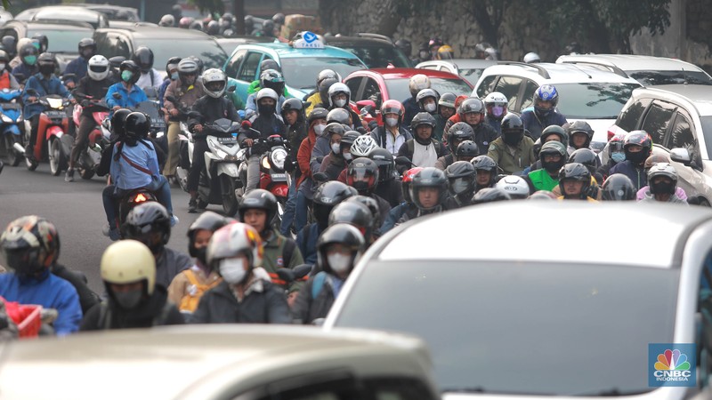 Kepadatan arus lalu lintas kendaraan mobil dan motor di Jl. Lebak Bulus, Jakarta Selatan, Selasa, (2/5/2023. (CNBC Indonesia/Muhammad Sabki) Kepadatan arus lalu lintas kendaraan mobil dan motor di Jl. Lebak Bulus, Jakarta Selatan, Selasa, (2/5/2023. (CNBC Indonesia/Muhammad Sabki)