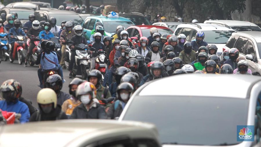 Kepadatan arus lalu lintas kendaraan mobil dan motor di Jl. Lebak Bulus, Jakarta Selatan, Selasa, (2/5/2023. (CNBC Indonesia/Muhammad Sabki)