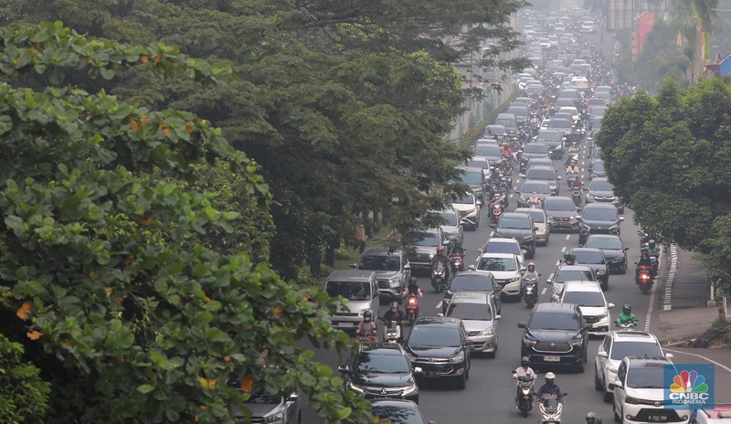 Kepadatan arus lalu lintas kendaraan mobil dan motor di Jl. Lebak Bulus, Jakarta Selatan, Selasa, (2/5/2023. (CNBC Indonesia/Muhammad Sabki)