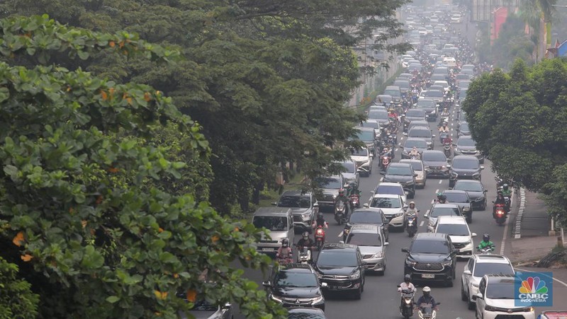 Kepadatan arus lalu lintas kendaraan mobil dan motor di Jl. Lebak Bulus, Jakarta Selatan, Selasa, (2/5/2023. (CNBC Indonesia/Muhammad Sabki)