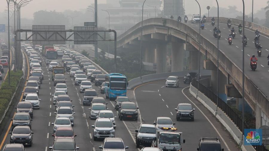 Kepadatan arus lalu lintas kendaraan mobil dan motor di Jl. Lebak Bulus, Jakarta Selatan, Selasa, (2/5/2023. (CNBC Indonesia/Muhammad Sabki)