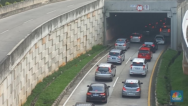 Kepadatan arus lalu lintas kendaraan mobil dan motor di Jl. Lebak Bulus, Jakarta Selatan, Selasa, (2/5/2023. (CNBC Indonesia/Muhammad Sabki)
