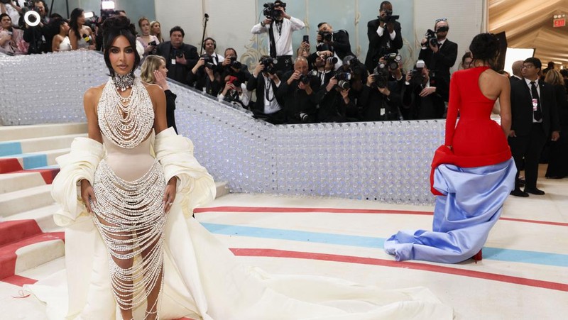 Wes Gordon dan Adut Akech berpose di Met Gala, gala penggalangan dana tahunan yang diadakan untuk kepentingan Metropolitan Museum of Art's Costume Institute dengan tema tahun ini 