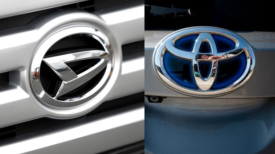 Kolase Logo Mobil Toyota dan Daihatsu. (Pool/Getty Images)