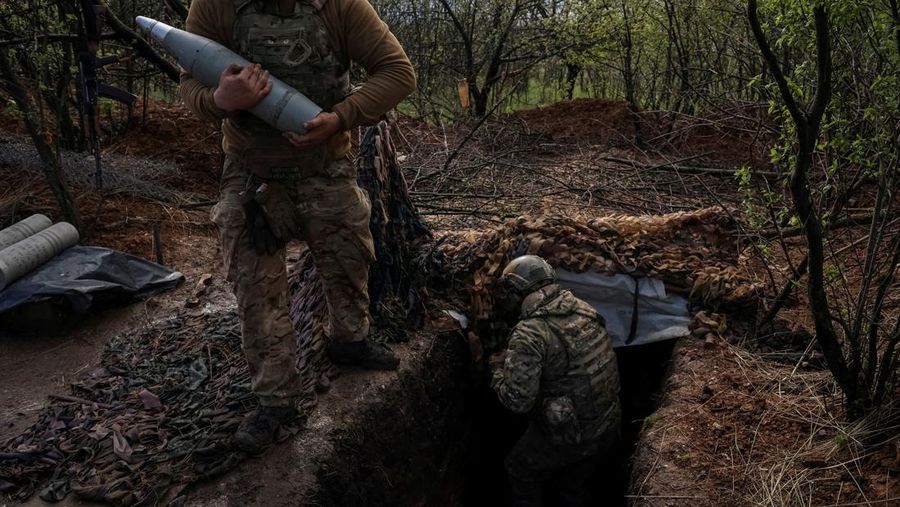 lebih dari 20.000 tentara Rusia tewas dan 80.000 lainnya terluka dalam lima bulan pertempuran di Ukraina timur, khususnya di Bakhmut. (AFP via Getty Images/DIMITAR DILKOFF))