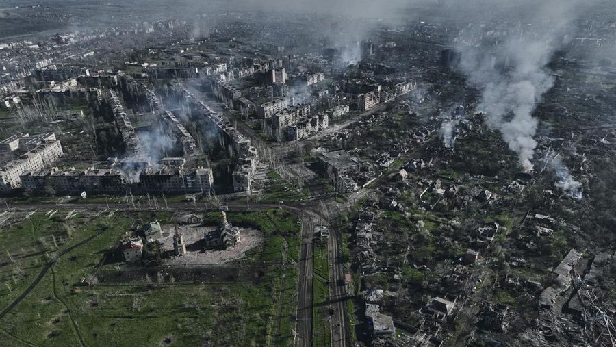 lebih dari 20.000 tentara Rusia tewas dan 80.000 lainnya terluka dalam lima bulan pertempuran di Ukraina timur, khususnya di Bakhmut. (AP/Libkos)