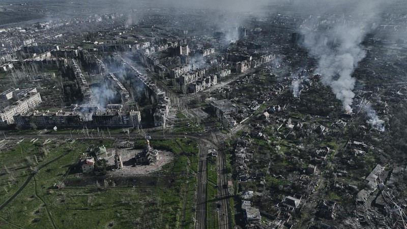 lebih dari 20.000 tentara Rusia tewas dan 80.000 lainnya terluka dalam lima bulan pertempuran di Ukraina timur, khususnya di Bakhmut. (AFP via Getty Images/DIMITAR DILKOFF))