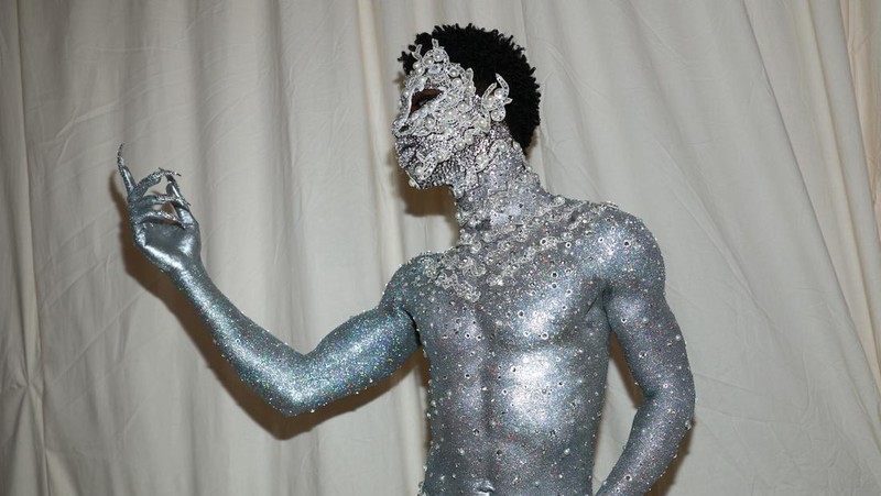Wes Gordon dan Adut Akech berpose di Met Gala, gala penggalangan dana tahunan yang diadakan untuk kepentingan Metropolitan Museum of Art's Costume Institute dengan tema tahun ini 