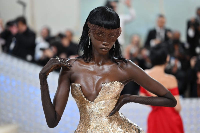 Wes Gordon dan Adut Akech berpose di Met Gala, gala penggalangan dana tahunan yang diadakan untuk kepentingan Metropolitan Museum of Art's Costume Institute dengan tema tahun ini Wes Gordon dan Adut Akech berpose di Met Gala, gala penggalangan dana tahunan yang diadakan untuk kepentingan Metropolitan Museum of Art's Costume Institute dengan tema tahun ini