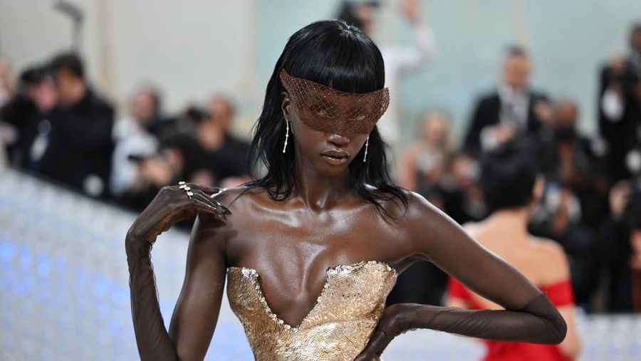 Wes Gordon dan Adut Akech berpose di Met Gala, gala penggalangan dana tahunan yang diadakan untuk kepentingan Metropolitan Museum of Art's Costume Institute dengan tema tahun ini 