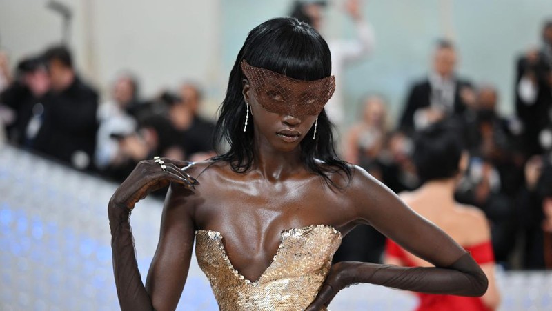 Wes Gordon dan Adut Akech berpose di Met Gala, gala penggalangan dana tahunan yang diadakan untuk kepentingan Metropolitan Museum of Art's Costume Institute dengan tema tahun ini 