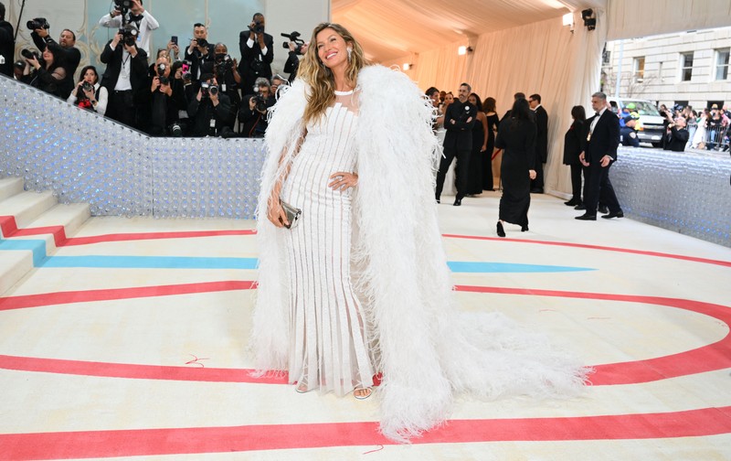 Wes Gordon dan Adut Akech berpose di Met Gala, gala penggalangan dana tahunan yang diadakan untuk kepentingan Metropolitan Museum of Art's Costume Institute dengan tema tahun ini 