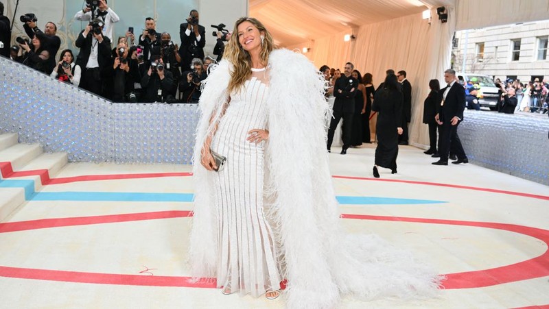 Wes Gordon dan Adut Akech berpose di Met Gala, gala penggalangan dana tahunan yang diadakan untuk kepentingan Metropolitan Museum of Art's Costume Institute dengan tema tahun ini 