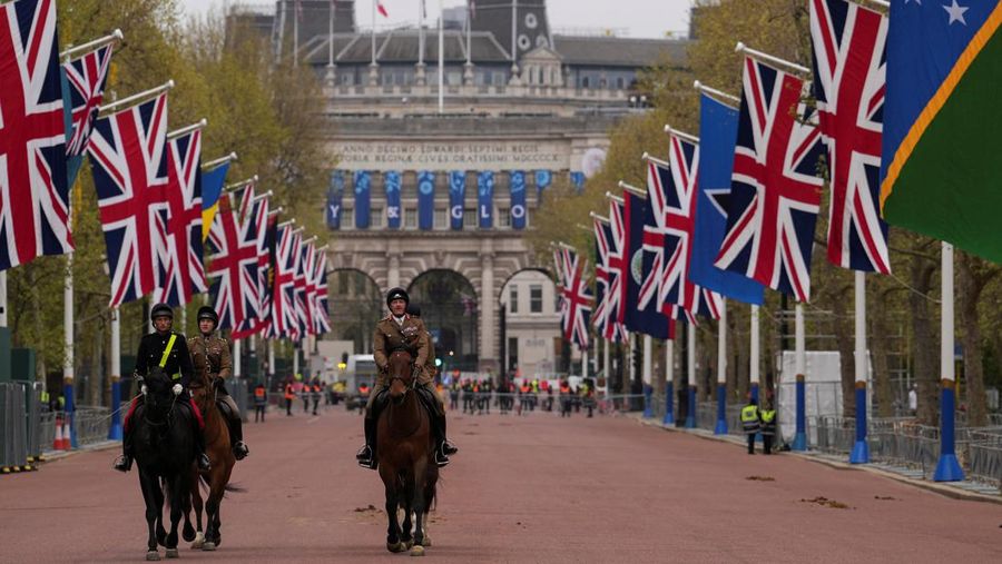 Pemandangan umum Mall menjelang Penobatan Raja Inggris Charles dan Camilla, Permaisuri, di London, Inggris, 1 Mei 2023. (REUTERS/Maja Smiejkowska)