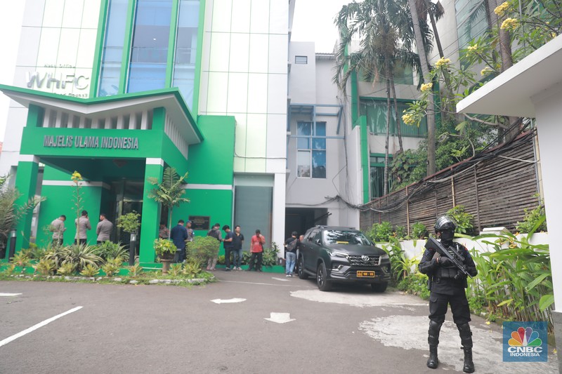 Petugas Brimom berjaga usai Penembakan  di kantor MUI Pusat, Selasa (2/5).  (CNBC Indonesia/Muhammad Sabki)