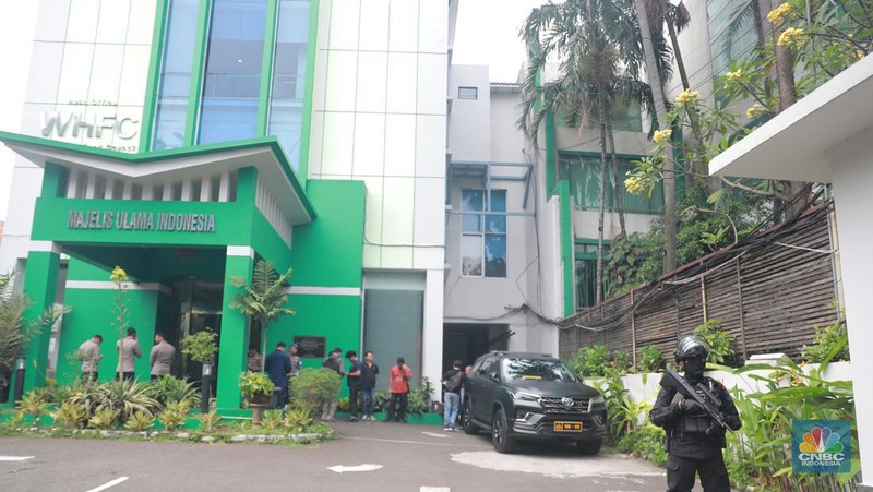 Petugas Brimom berjaga usai Penembakan  di kantor MUI Pusat, Selasa (2/5).  (CNBC Indonesia/Muhammad Sabki)