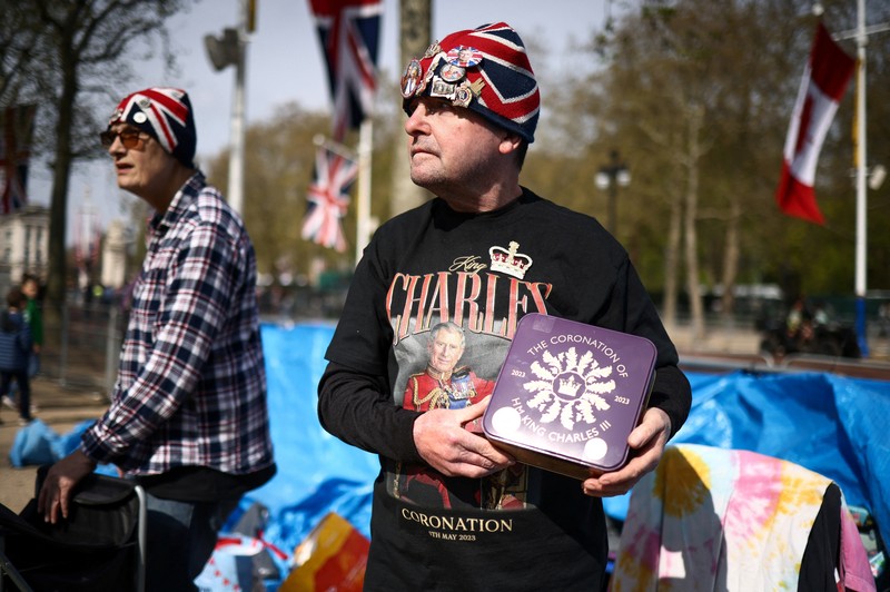 Bendera Union Jack digantung di sepanjang Regent Street, menjelang Penobatan Raja Charles dan Camilla, Permaisuri di London, Inggris, 30 April 2023. (REUTERS/Henry Nicholls)