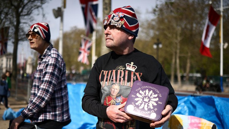 Bendera Union Jack digantung di sepanjang Regent Street, menjelang Penobatan Raja Charles dan Camilla, Permaisuri di London, Inggris, 30 April 2023. (REUTERS/Henry Nicholls)