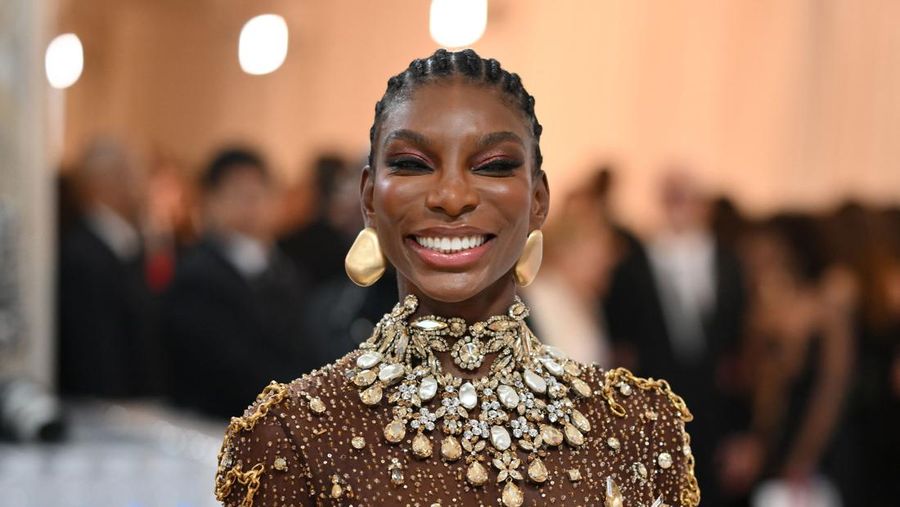 Wes Gordon dan Adut Akech berpose di Met Gala, gala penggalangan dana tahunan yang diadakan untuk kepentingan Metropolitan Museum of Art's Costume Institute dengan tema tahun ini 