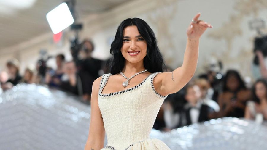 Penyanyi sekaligus penulis lagu Inggris Dua Lipa tiba dalam Met Gala 2023 di Metropolitan Museum of Art pada 1 Mei 2023, di New York. (ANGELA WEISS/AFP via Getty Images)