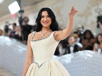 Dua Lipa Pakai Kalung Berlian di Met Gala, Harganya Fantastis